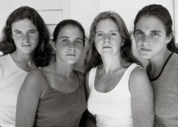 4 sisarta otti saman kuvan 40 vuoden ajan. Yritä olla itkemättä, kun näet viimeisen kuvan.