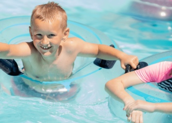 Yllättävä ’uima-allasjuhla’ naapuruston draaman keskellä