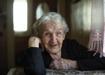 Isoäiti (83): ”Lapsenlapseni pitävät minua vanhana ja tylsänä, he eivät koskaan käy luonani”.