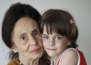 Tämä rohkea valinta muutti hänen elämänsä: miltä näyttää tyttö, joka syntyy 66-vuotiaalle äidille?